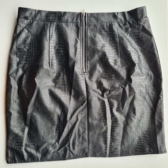 Pretty Little Things Black Leather Look Wrap skirt size 16 Rrp $45 - Picture 2 of 4